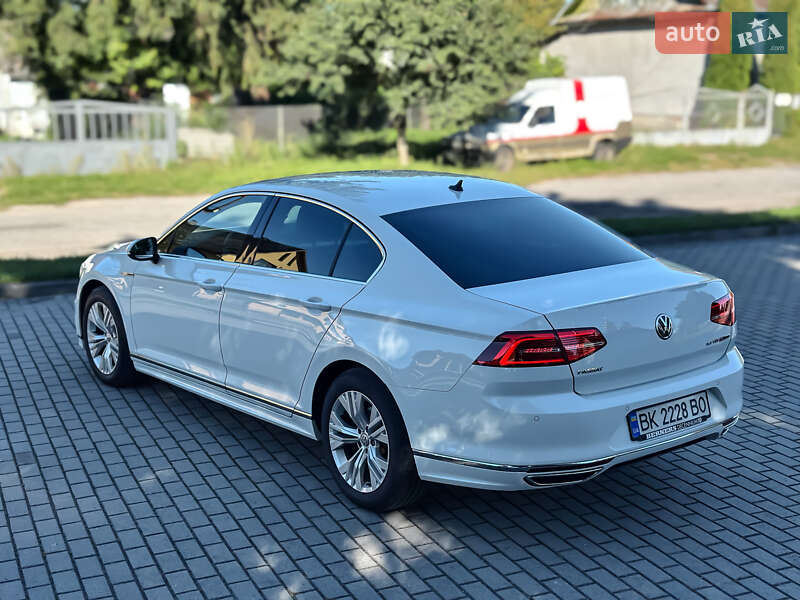 Седан Volkswagen Passat 2016 в Радивиліві