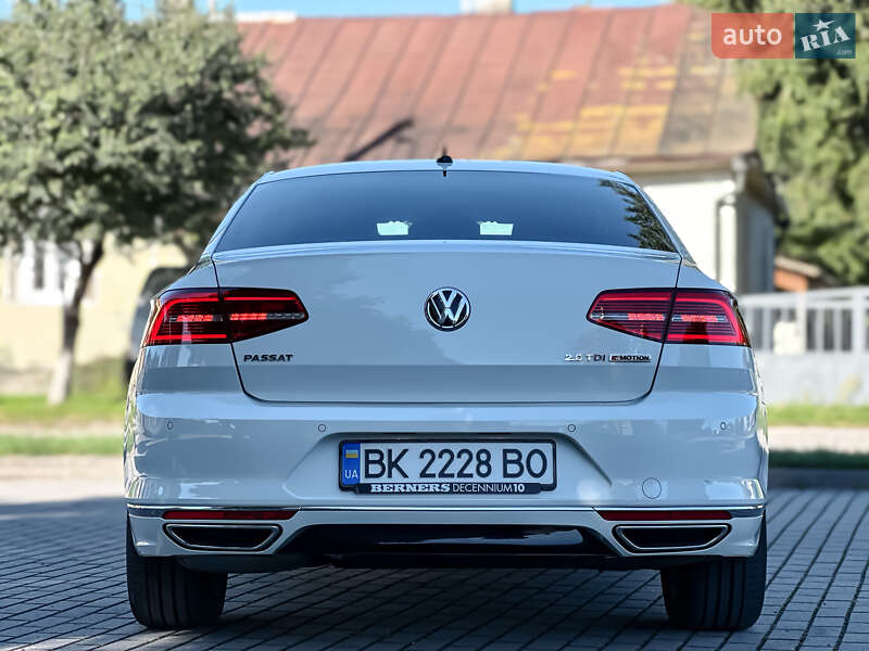 Седан Volkswagen Passat 2016 в Радивиліві
