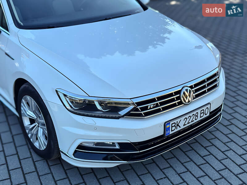 Седан Volkswagen Passat 2016 в Радивиліві