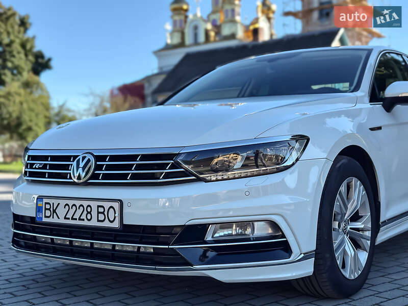Седан Volkswagen Passat 2016 в Радивиліві