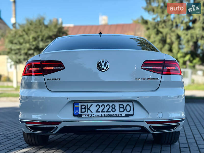 Седан Volkswagen Passat 2016 в Радивиліві