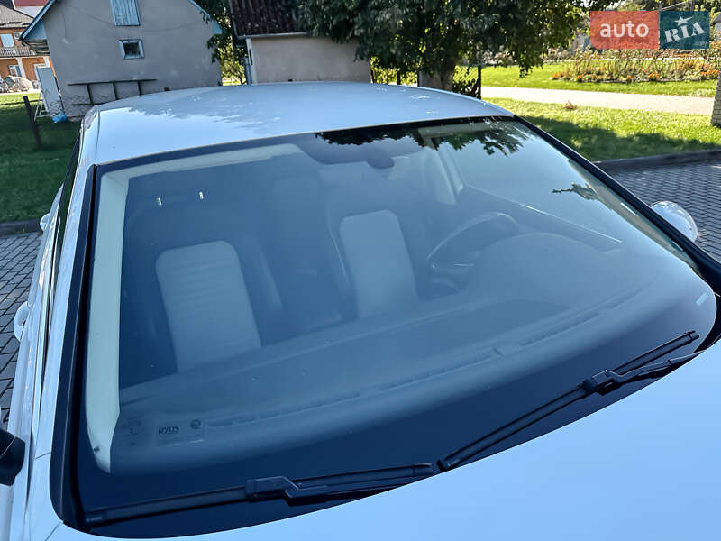 Седан Volkswagen Passat 2016 в Радивиліві