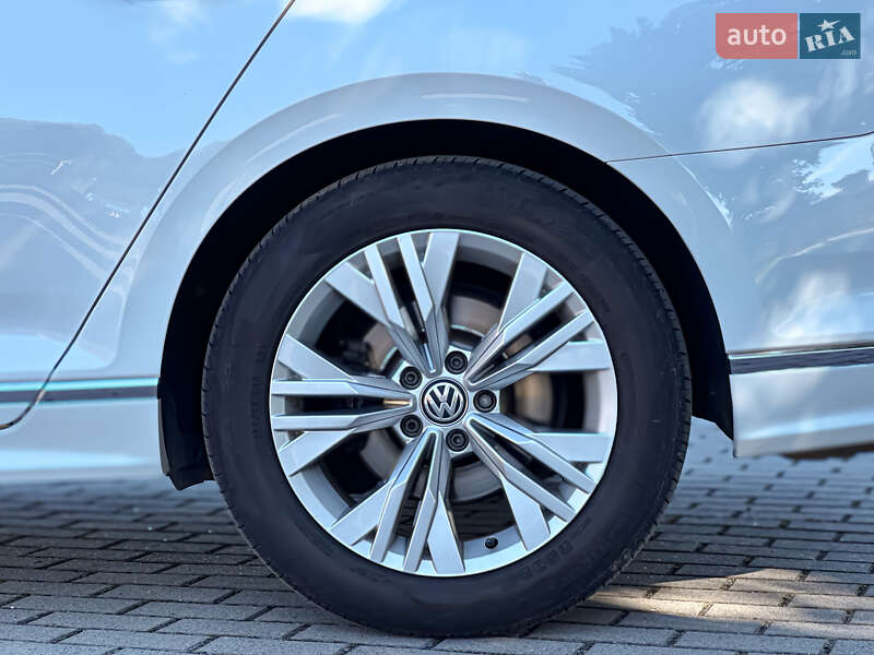 Седан Volkswagen Passat 2016 в Радивиліві