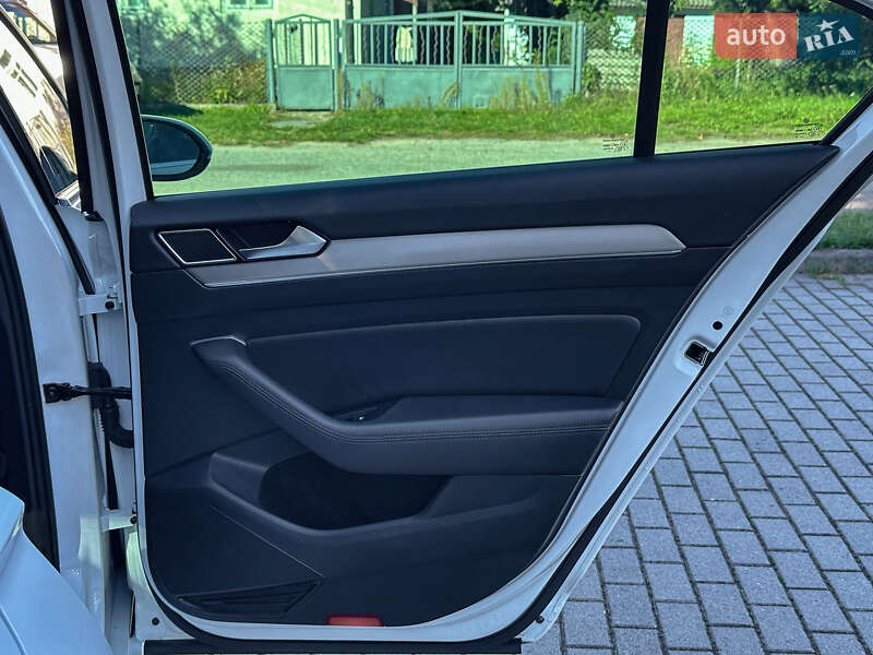 Седан Volkswagen Passat 2016 в Радивиліві