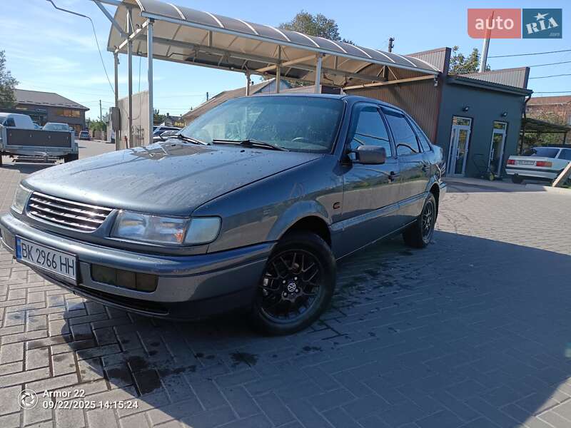Седан Volkswagen Passat 1995 в Любешове