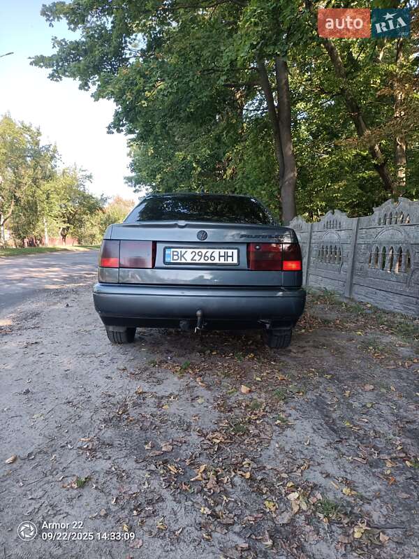 Седан Volkswagen Passat 1995 в Любешове