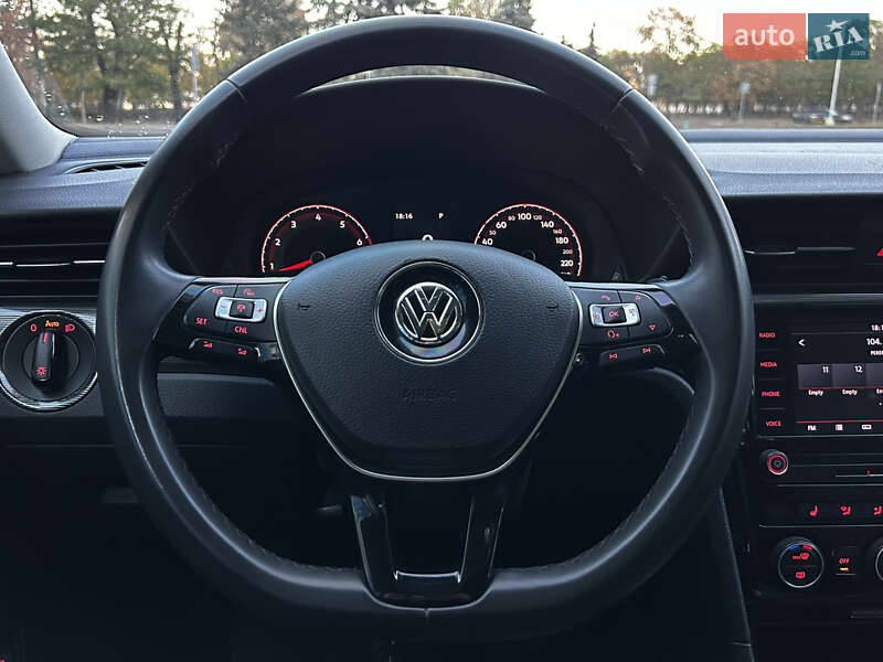 Седан Volkswagen Passat 2021 в Николаеве
