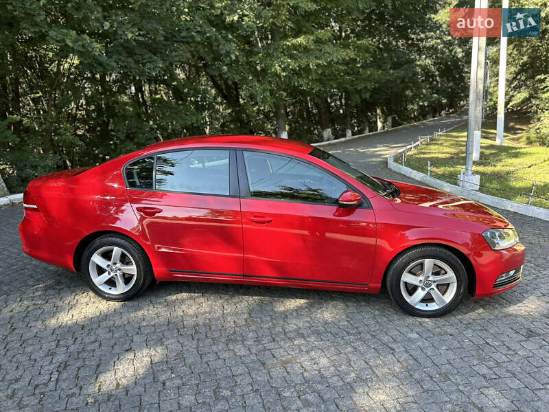 Седан Volkswagen Passat 2013 в Черновцах
