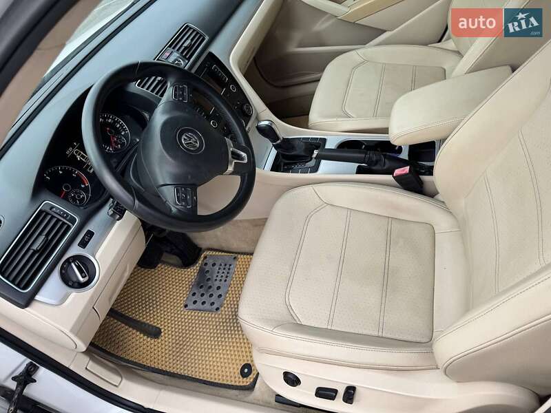 Седан Volkswagen Passat 2013 в Днепре