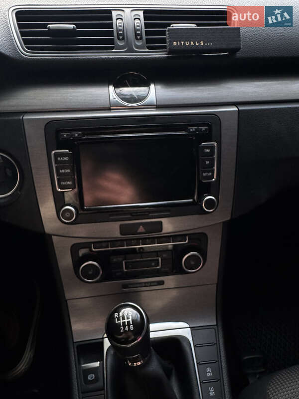 Седан Volkswagen Passat 2011 в Великом Березном