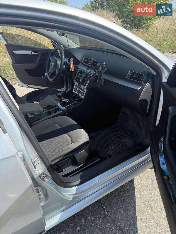 Универсал Volkswagen Passat 2011 в Новониколаевке