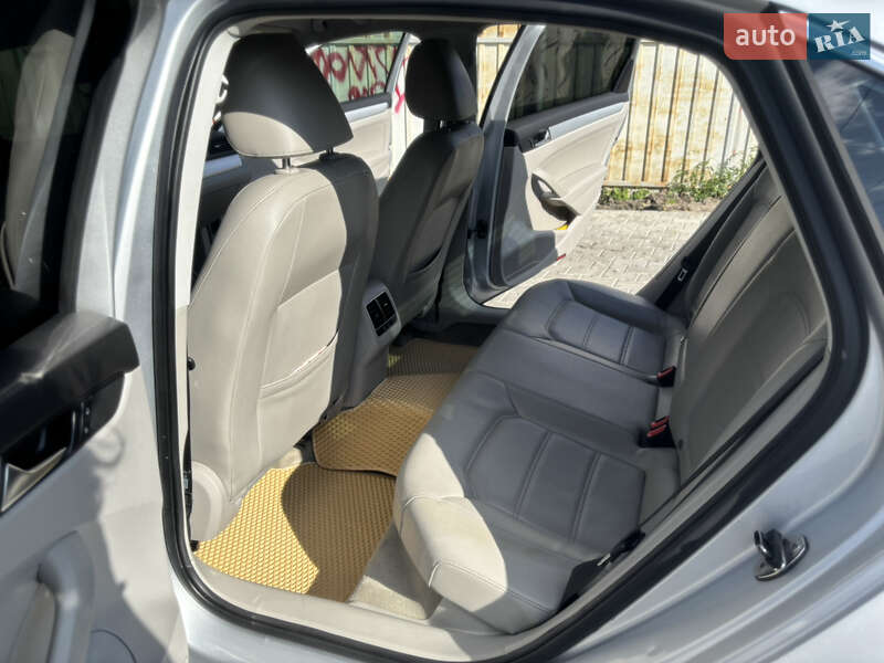 Седан Volkswagen Passat 2012 в Киеве