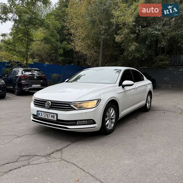 Седан Volkswagen Passat 2015 в Киеве