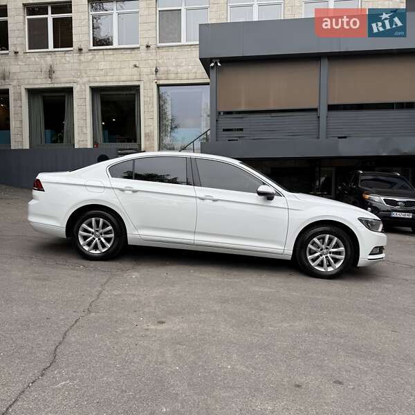 Седан Volkswagen Passat 2015 в Киеве
