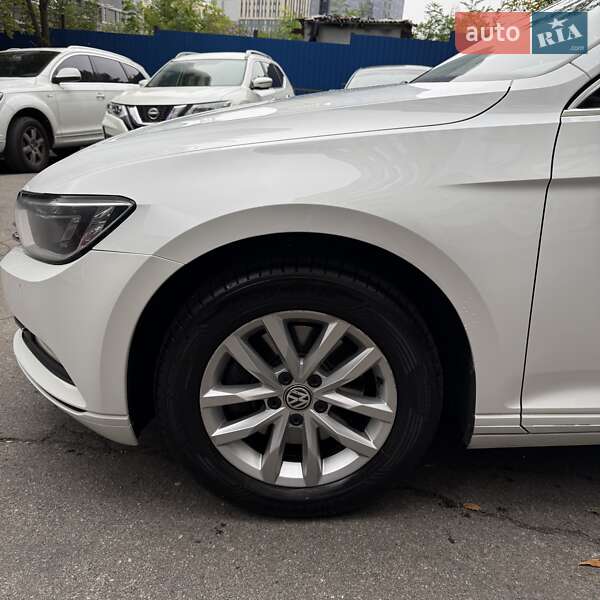 Седан Volkswagen Passat 2015 в Киеве