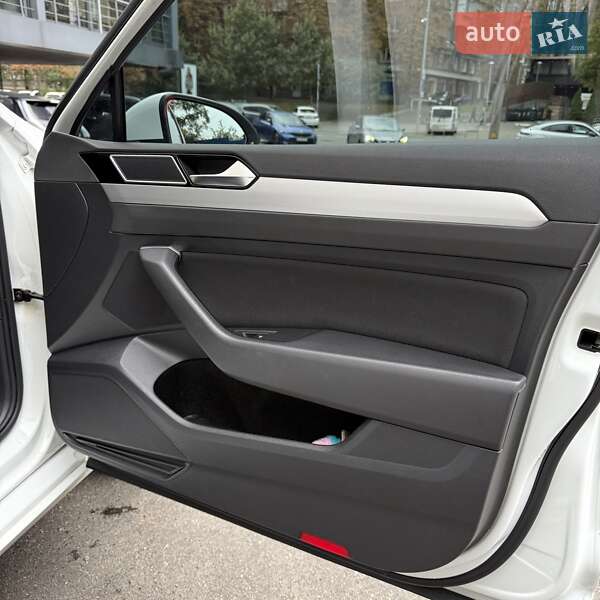 Седан Volkswagen Passat 2015 в Киеве