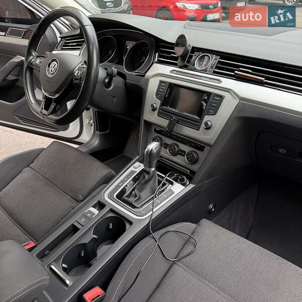 Седан Volkswagen Passat 2015 в Киеве