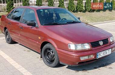 Седан Volkswagen Passat 1995 в Дрогобыче