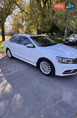 Седан Volkswagen Passat 2016 в Києві