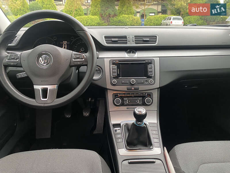 Седан Volkswagen Passat 2011 в Львове