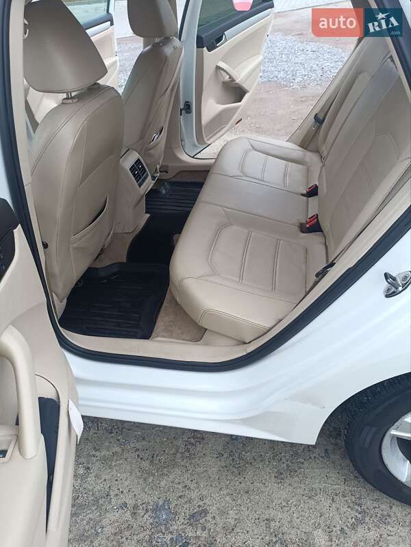 Седан Volkswagen Passat 2012 в Львове