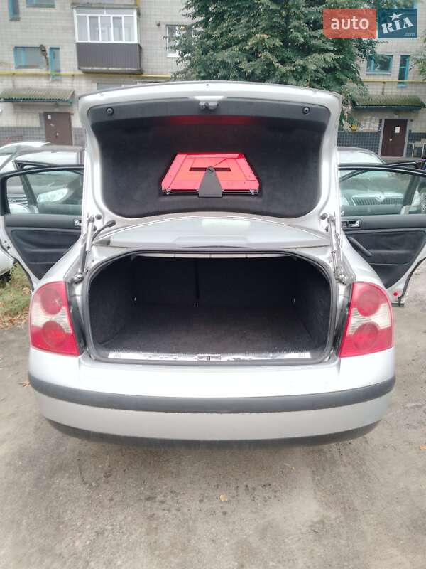 Седан Volkswagen Passat 2001 в Мироновке