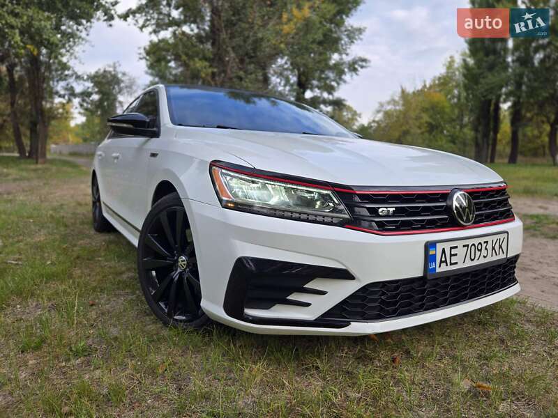 Седан Volkswagen Passat 2018 в Днепре