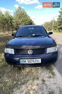 Седан Volkswagen Passat 1999 в Рокитному
