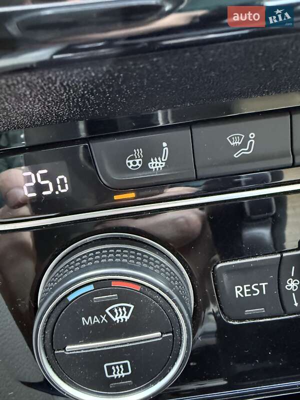 Седан Volkswagen Passat 2015 в Ужгороді