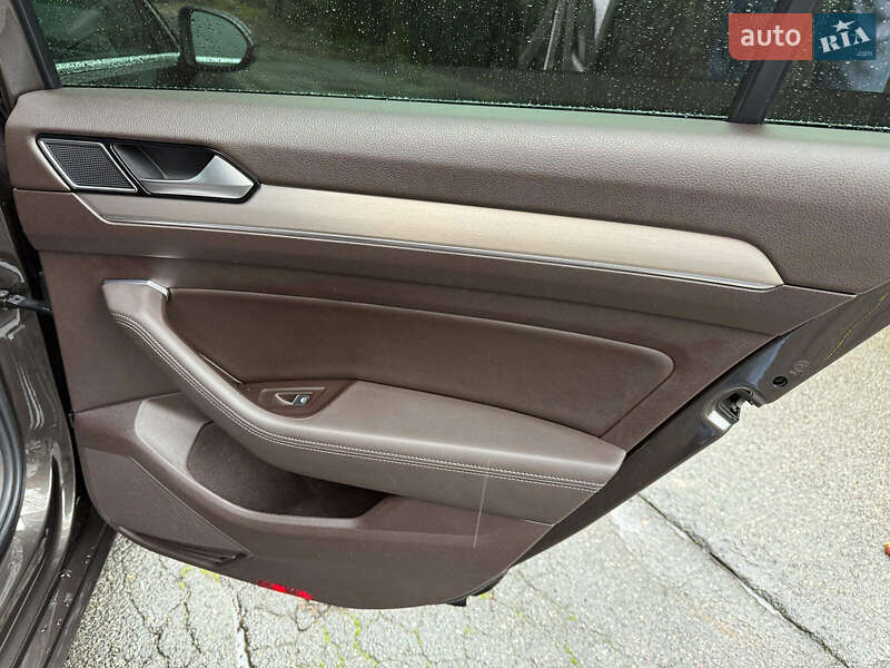 Седан Volkswagen Passat 2015 в Киеве