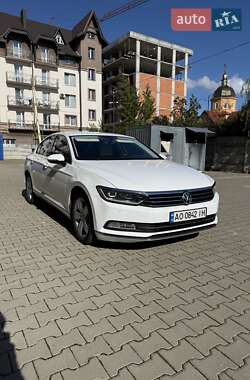 Седан Volkswagen Passat 2015 в Ужгороді