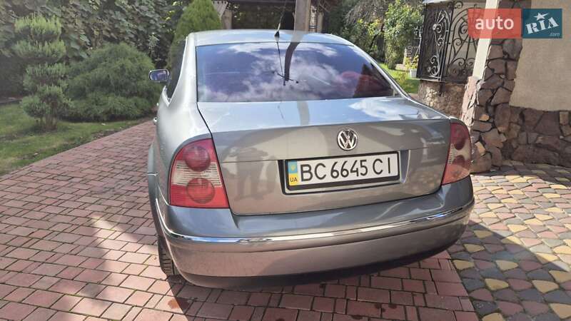Седан Volkswagen Passat 2002 в Мостиській