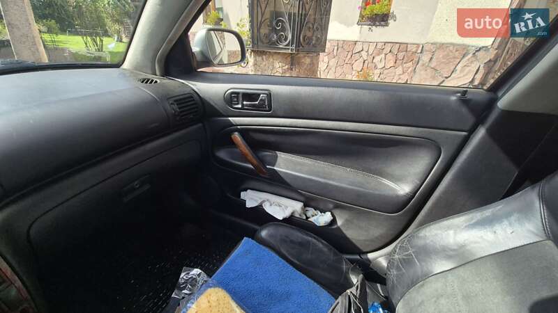 Седан Volkswagen Passat 2002 в Мостиській