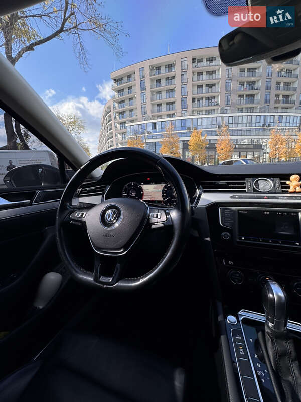 Седан Volkswagen Passat 2017 в Ужгороді