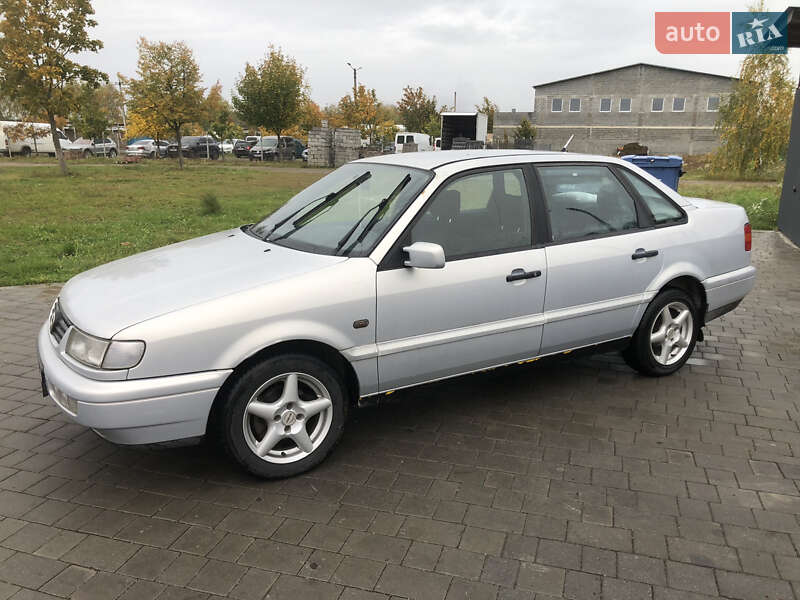 Седан Volkswagen Passat 1995 в Виноградові