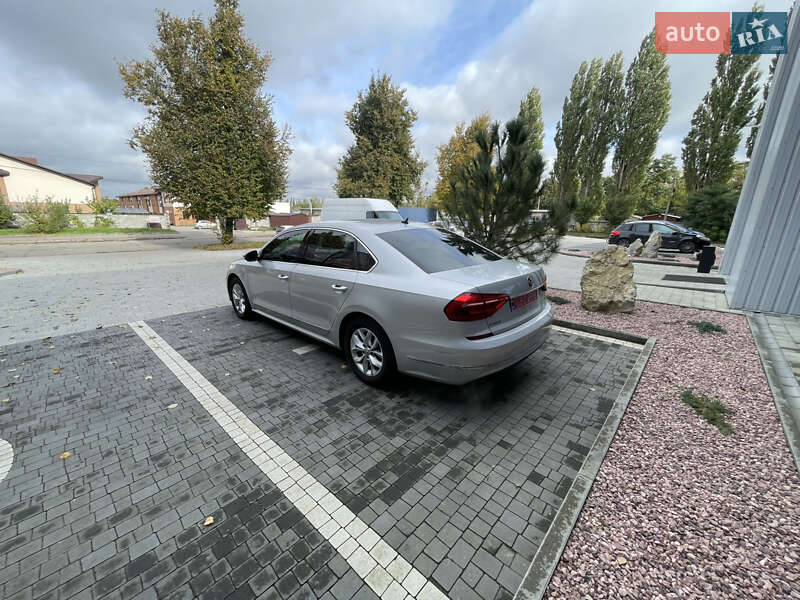 Седан Volkswagen Passat 2016 в Ровно