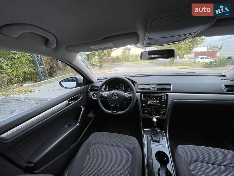 Седан Volkswagen Passat 2016 в Ровно