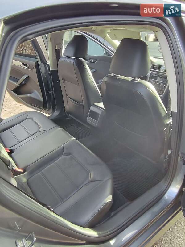 Седан Volkswagen Passat 2014 в Львові
