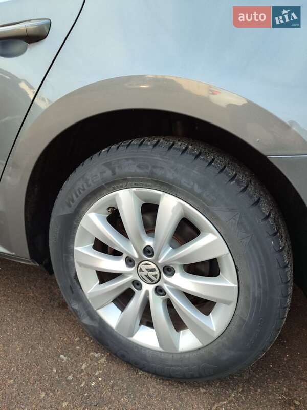 Седан Volkswagen Passat 2014 в Львові