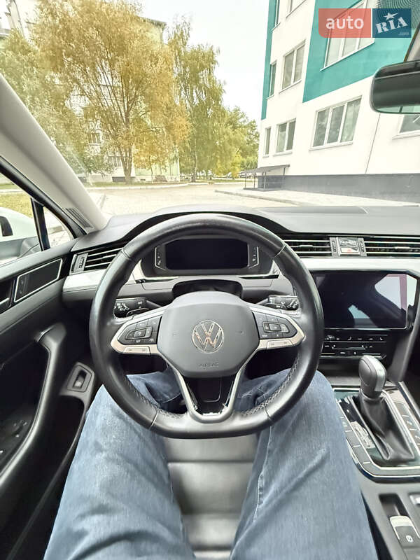 Универсал Volkswagen Passat 2022 в Вараше