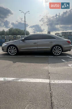 Седан Volkswagen Passat 2010 в Киеве