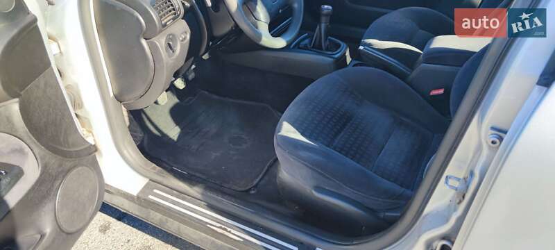 Седан Volkswagen Passat 2002 в Киеве