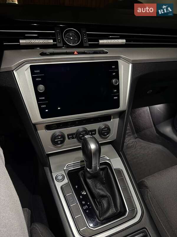 Универсал Volkswagen Passat 2018 в Киеве