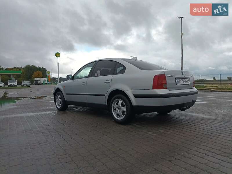 Седан Volkswagen Passat 1998 в Бродах