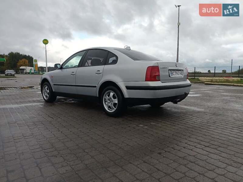 Седан Volkswagen Passat 1998 в Бродах