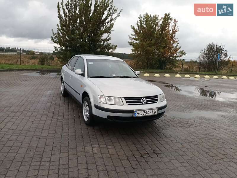 Седан Volkswagen Passat 1998 в Бродах
