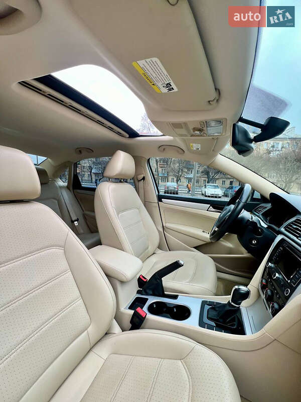 Седан Volkswagen Passat 2012 в Харькове