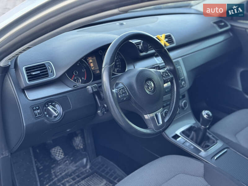 Седан Volkswagen Passat 2012 в Ивано-Франковске