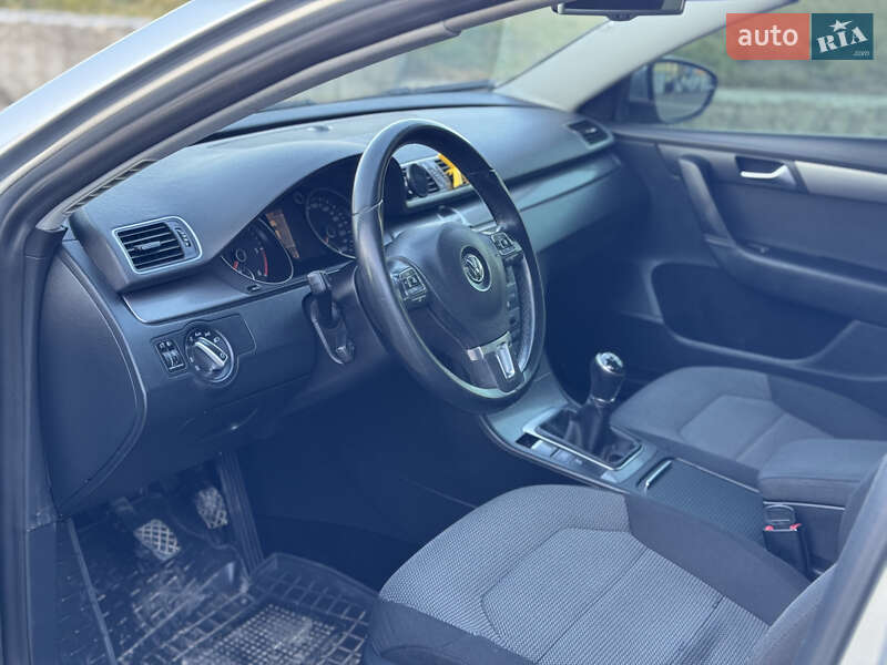 Седан Volkswagen Passat 2012 в Ивано-Франковске