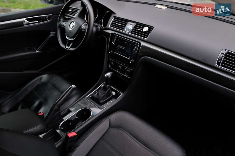 Седан Volkswagen Passat 2016 в Луцьку